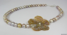 Naszyjnik - perły z kwiatem z masy perłowej