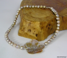 Naszyjnik - perły z kwiatem z masy perłowej